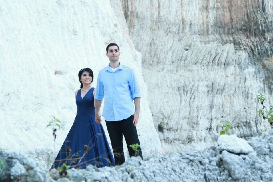 He Flew to Indonesia with No Way to Contact Her