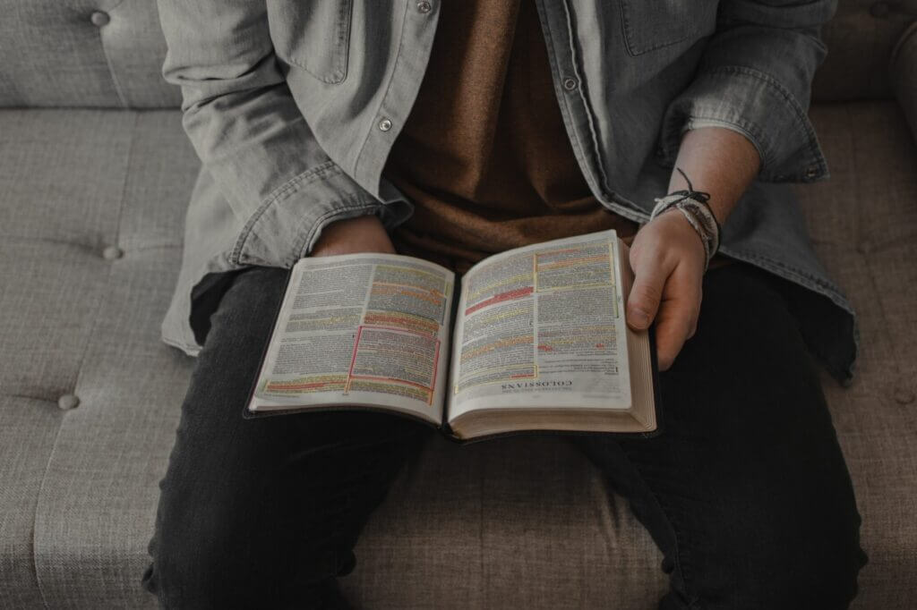 What Does The Bible Say About Dating? (Including Bible Verses)