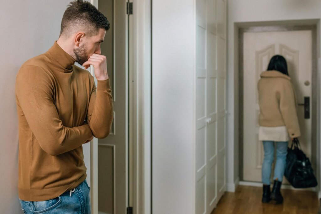 10 Ways Men Accidentally Chase Women Away